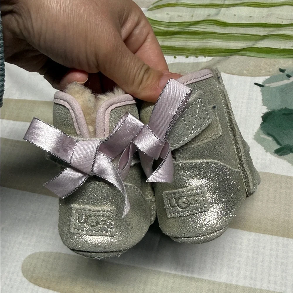 UGG Jesse Bow II metallic booties for babies girls size 2/3